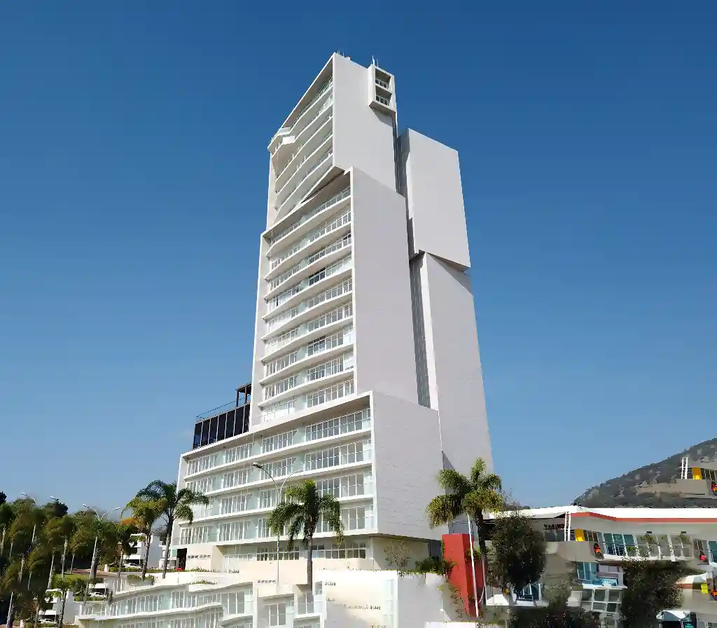 Vista completa de la Torre Hispana, un desarrollo vertical en Tlajomulco y ejemplo de ingeniería estructural de SBA