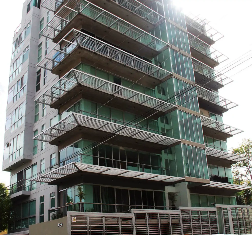 Detalle arquitectónico de la Torre Alberta, donde SBA lideró la coordinación de contratistas para la instalación de sistemas.