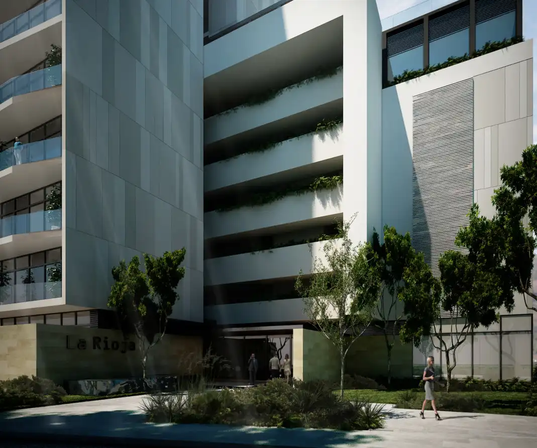 Detalle de la entrada a nivel de calle del proyecto Torre Hispana. La imagen enfoca en los acabados y el diseño del acceso, demostrando la atención al detalle y la calidad constructiva de SBA.